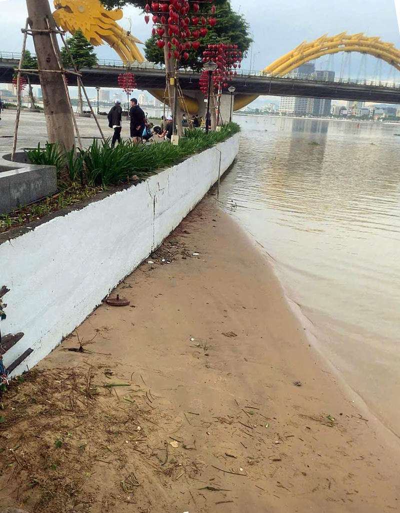 Trả lại bờ sông sạch sẽ. Ảnh: Nguyễn Tú.