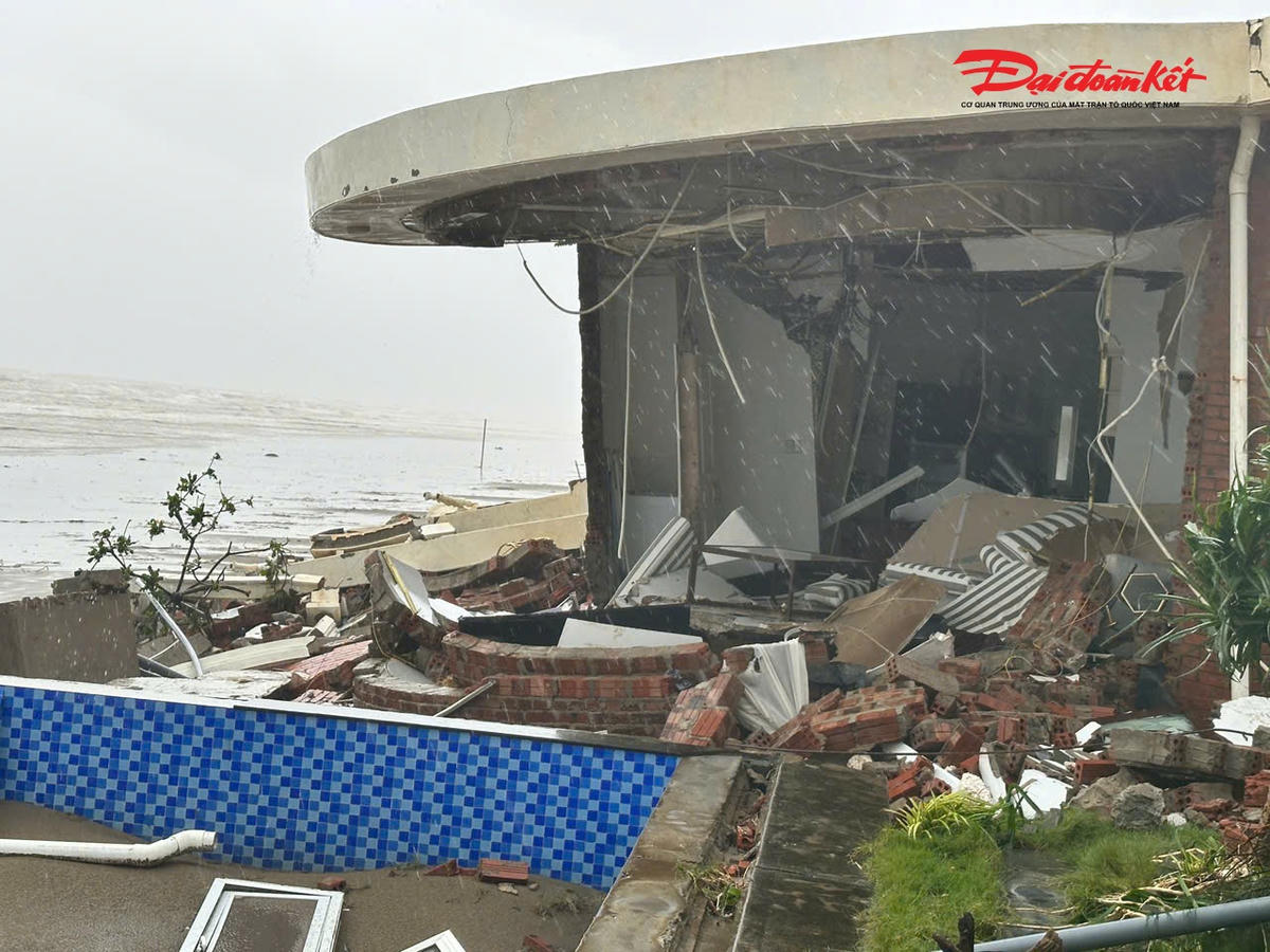 Những căn biệt thự được đầu tư hiện đại, đẹp đẽ nhưng phút chốc bị đánh phá tan tành.