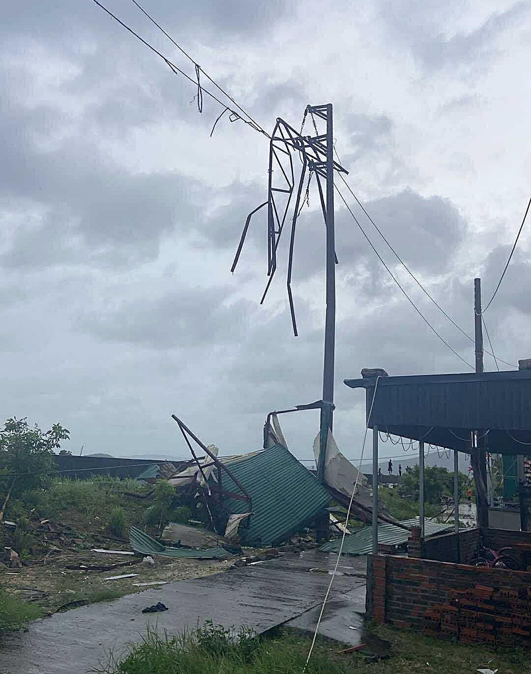 Dông lốc gây hư hại hệ thống lưới điện trên đảo Quan Lạn. Ảnh: Thùy Dung