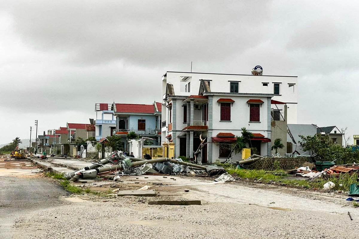 Theo ông Trần Anh Tuyển - Chủ tịch UBND xã Hoằng Giang cho biết, 3 thôn chịu thiệt hại nặng nhất sau cơn lốc xoáy là thôn Thương Gia, Vĩnh Gia 1 và Phượng Mao. Ảnh: Khánh Trình.