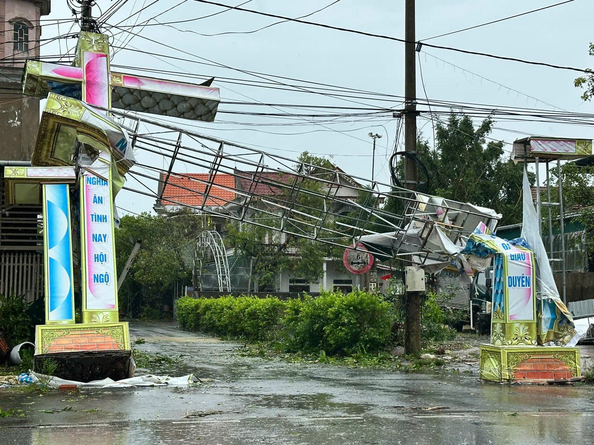 Cổng chào của một giáo xứ ở phường Trần Phú, tỉnh Hà Tĩnh bị gãy ngang, hư hỏng nặng.