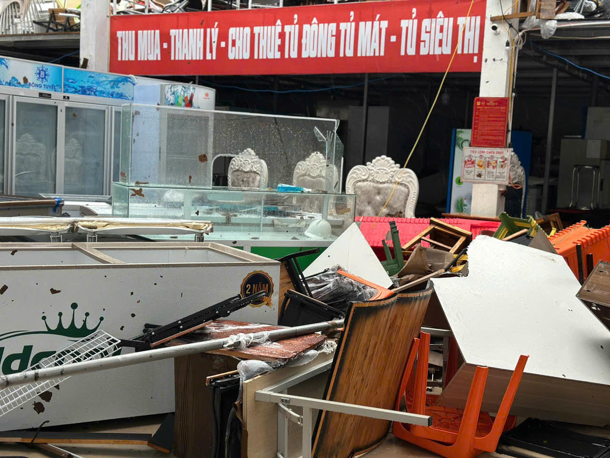 Cửa hàng thu mua, thanh lý đồ gỗ, tủ lạnh... ở đường Quang Trung, phường Trần Phú bị gió bão tốc bay mái. Toàn bộ nội thất, đồ dùng bên trong hư hỏng, ướt sũng.