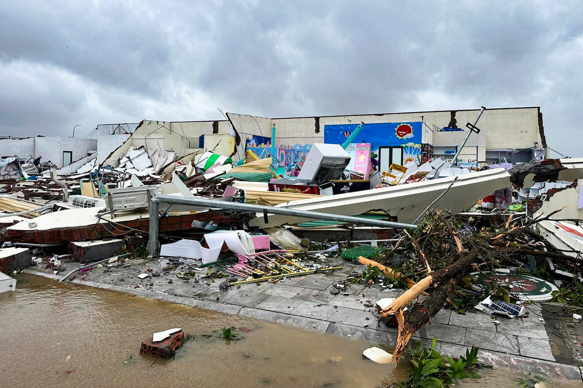 Tại 3 thôn trên, theo ghi nhận, có hàng loạt công trình bị đổ sập, tốc mái. Nhiều vật dụng, đồ dùng của các gia đình bị gió cuốn bay ra đường. Ảnh: Khánh Trình.