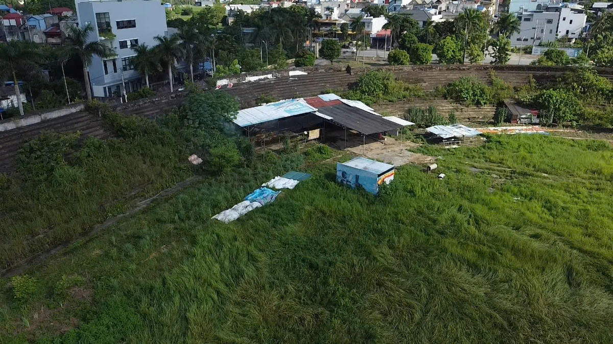 Góc phía nam của sân vận động, ngoài một lán tạm được dựng lên là cỏ dại bao quanh và lộ rõ cảnh tượng hoang tàn. Ảnh: Toán Nguyễn.