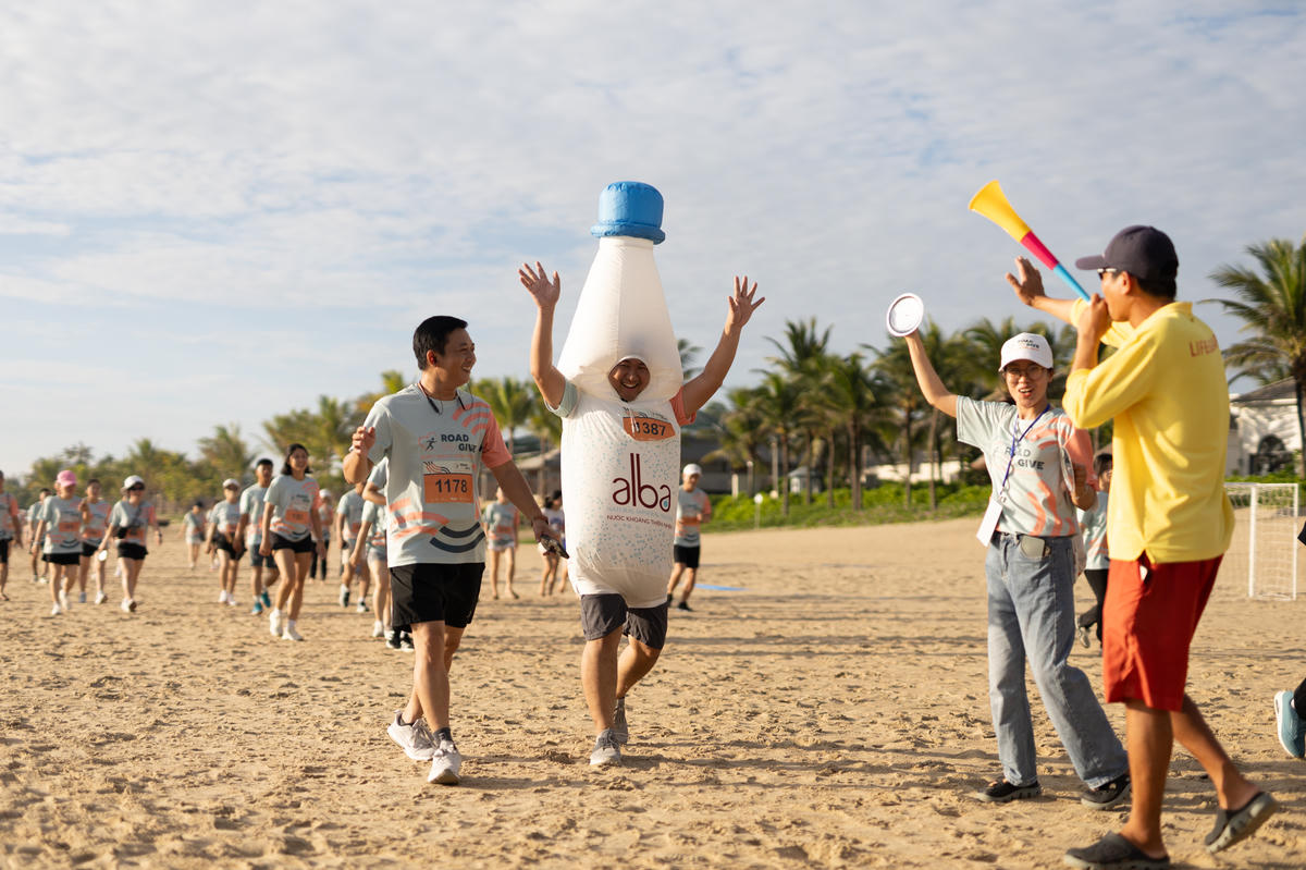 Hóa trang vui nhộn trên đường chạy. Ảnh: Nguyễn Tú.