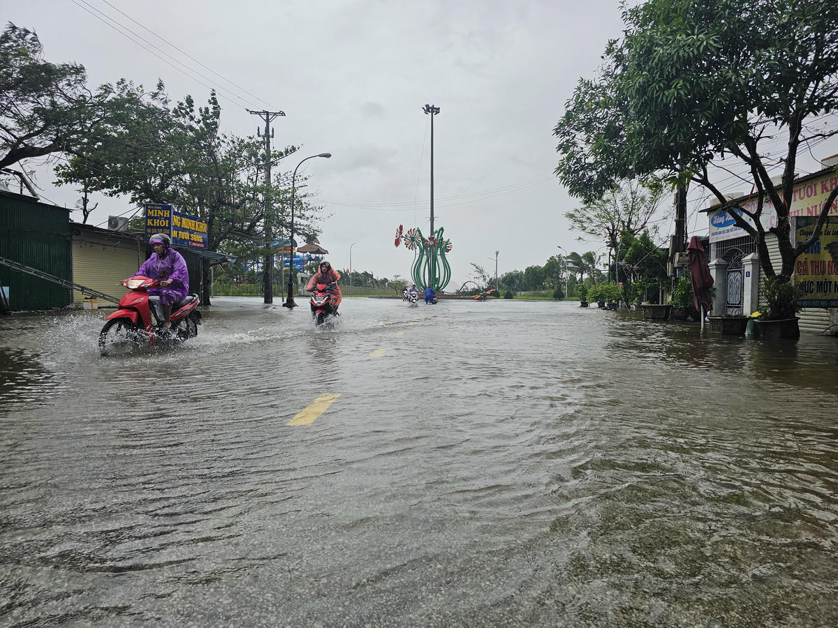 Bão khiến nhiều hộ dân tại phường Cửa Lò bị tốc mái nhà, cây cối, cột điện gãy đổ, đặc biệt, thuỷ triều lên cao gây nên tình trạng ngập úng cục bộ  trong khu dân cư. Ảnh: Quốc Thanh.