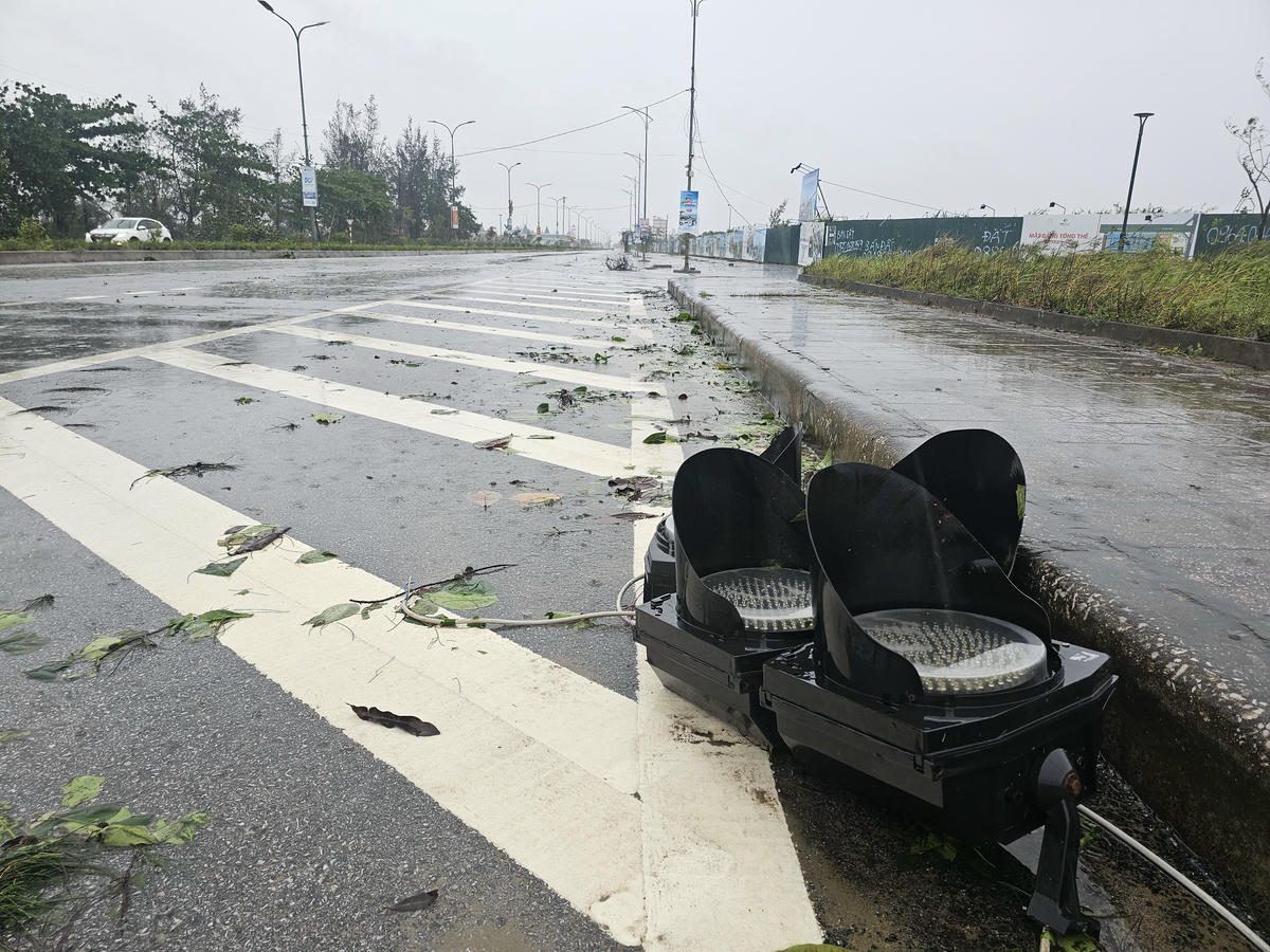 Đèn tín hiệu giao thông bị gió làm gãy, rơi xuống lòng đường Bình Minh. Bão số 10 gây nhiều thiệt hại trên địa bàn phường Cửa Lò. Theo báo cáo sơ bộ, tính đến 15h ngày 29/9, trên địa bàn phường có 845 ngôi nhà bị tốc mái và dàn tôn (diện tích khoảng 12.670m2). 13 hộ bị đổ tường rào với chiều dài 195m. Có 821 nhà dân ngập nước hư hỏng thiết bị (tủ lạnh, máy giặt, xe máy,….). Trụ sở UBND phường Cửa Lò tốc mái 550m2, tường rào UBND phường bị đổ sập 100m. Có 128 cột điện sinh hoạt bị gãy; 38 cột bị nghiêng; Cột điện trung thế bị gãy 6 cột, bị nghiêng 4 cột,...