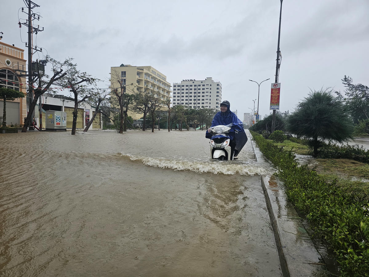 Đường Bình Minh - trục chính ven biển Cửa Lò ngập sâu gây khó khăn cho phương tiện lưu thông. Theo báo cáo sơ bộ từ UBND phường Cửa Lò, các tuyến đường Bình Minh, Nguyễn Huệ, Yết Kiêu, Nguyễn Xí, khu vực chợ Hôm ngập từ 60-80cm, các khối trong khu dân cư khu vực Nghi Thuỷ ngập cục bộ từ 20-30cm; khối Thu Thuỷ 1, Thu Thuỷ 2, tuyến đường Phạm Huy ngập từ 50-70cm; Khối Vĩnh Tân ngập úng cục bộ 30-40cm; Nghi Tân 02, 03, 04, 05, 06 ngập từ 50-80cm; Khối Đông Khánh ngập 30-40 cm; khối Nghi Hoà 03, 04 ngập úng cục bộ 40-50cm. Ảnh: Quốc Thanh.