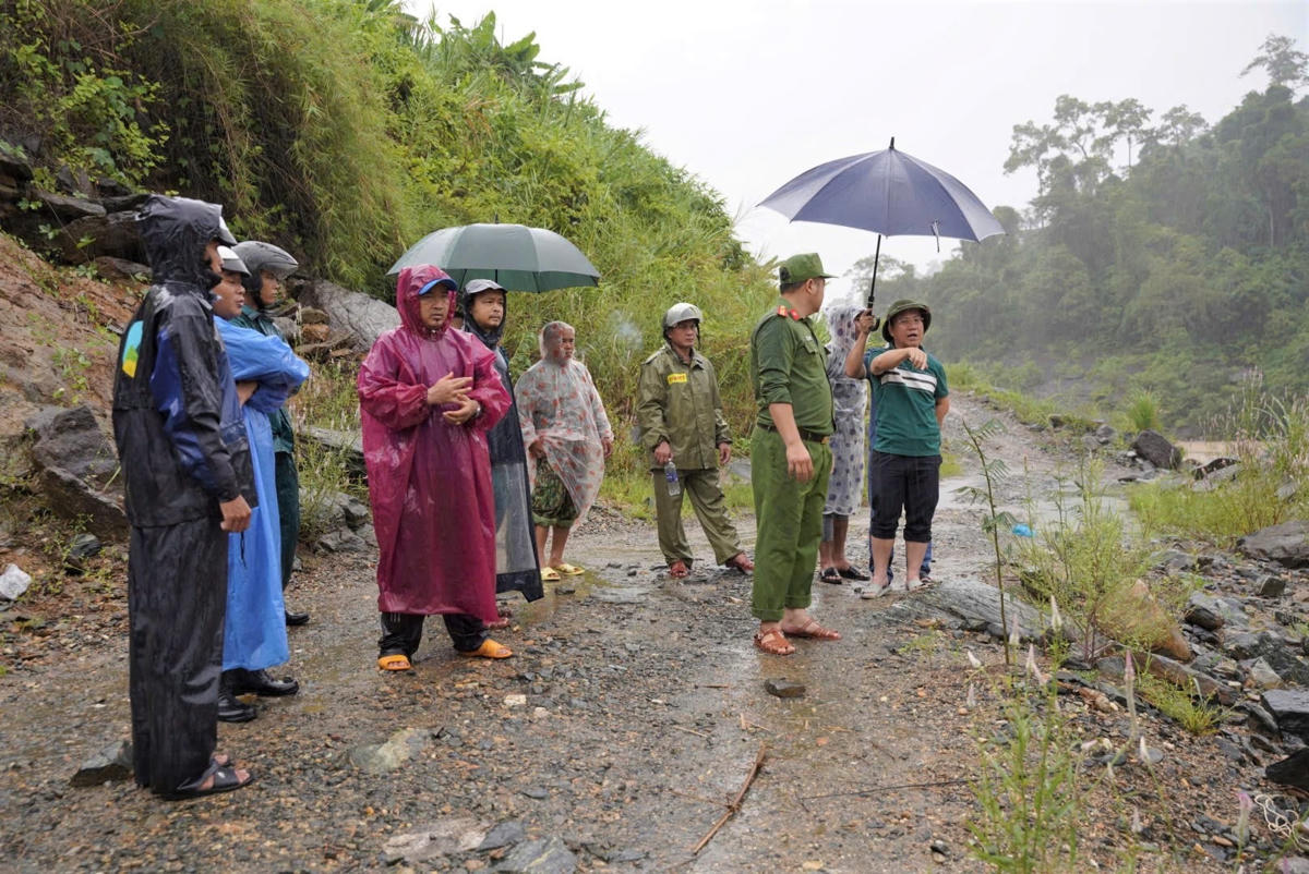 Lực lượng chức
năng xã Khâm Đức, TP Đà Nẵng tổ chức tìm kiếm nạn nhân Lường Vân Kh. mất tích. Ảnh: CV.