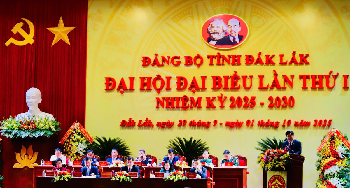 Đoàn Chủ tịch Đại hội đại biểu tỉnh Đắk Lắk lần thứ I. Ảnh: TA.