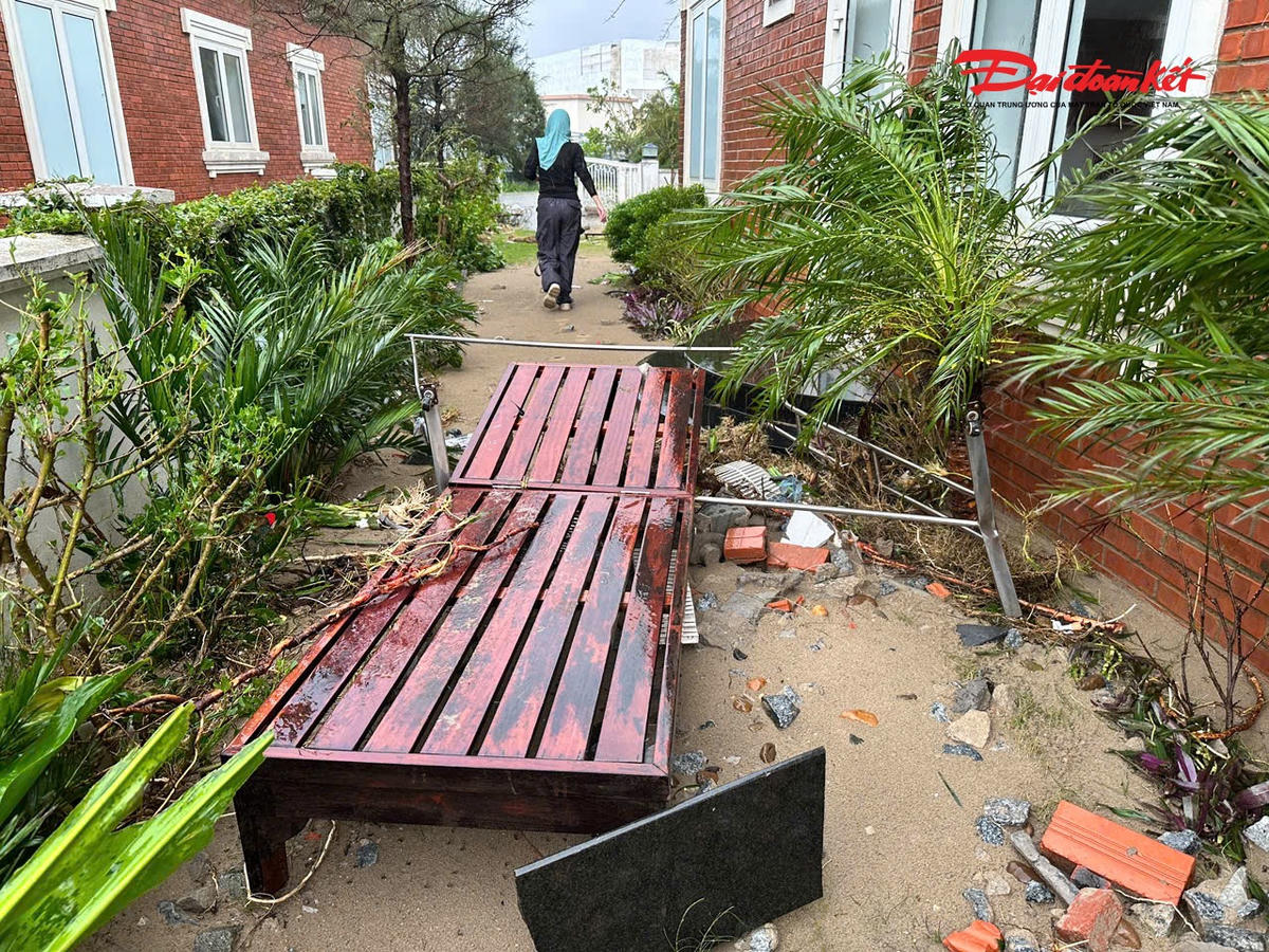 Chiếc ghế của một căn villa bay khỏi vị trí vốn có của nó.