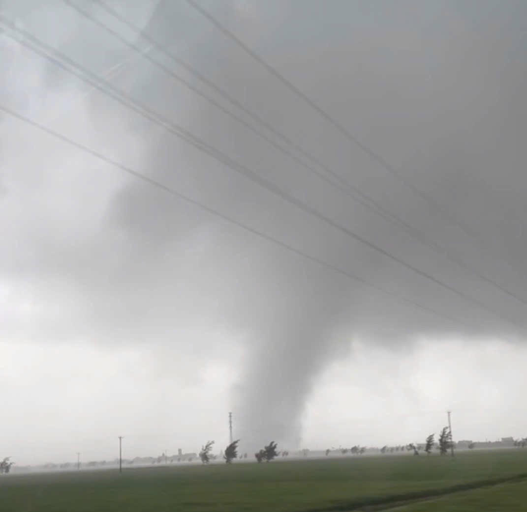 Giông lốc quét qua địa bàn xã Hồng Phong, tỉnh Ninh Bình. Ảnh: Người dân ghi lại.