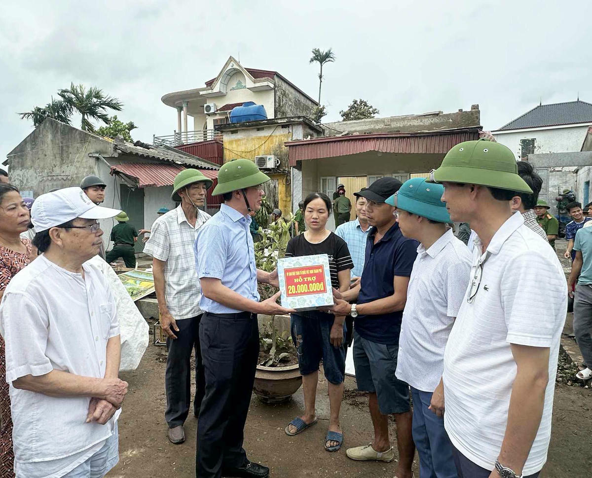 Chủ tịch Ủy ban MTTQ Việt Nam thành phố Hải Phòng đã trao số tiền 20 triệu đồng cho 1 hộ bị tốc mái hoàn toàn tại xã Tân Minh. Ảnh: PT. 