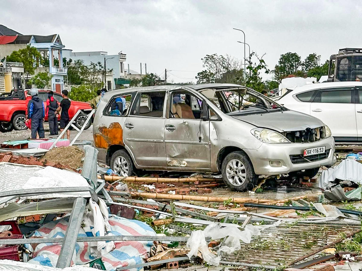 Một chiếc xe ô tô ở thôn Phượng Mao bị hư hỏng nặng sau trận lốc xoáy. Ảnh: Khánh Trình.