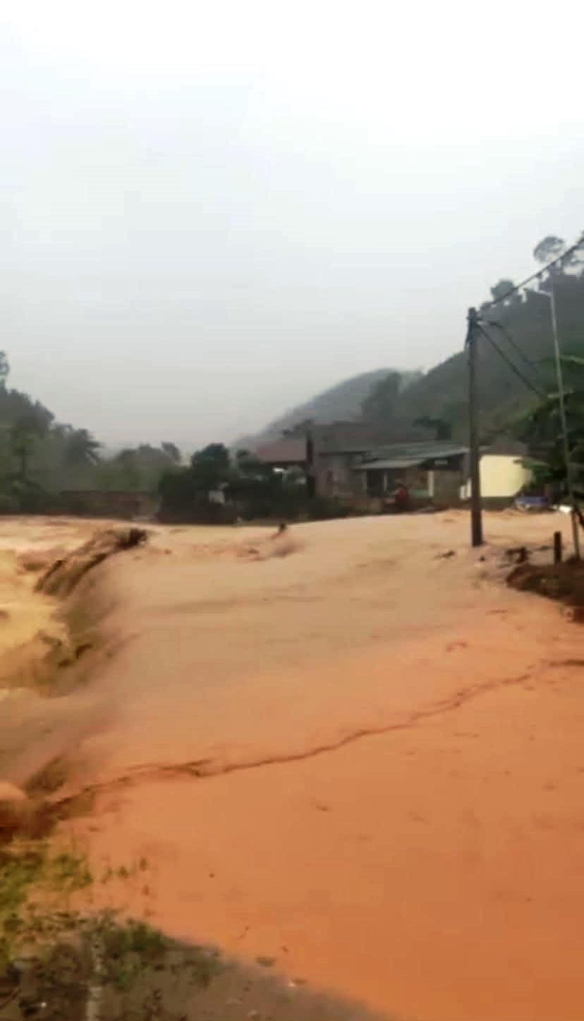 Hàng chục xã tại khu vực miền núi cảu Thanh Hóa bị nước lũ chia cắt cục bộ. Ảnh: Nguyễn Chung.