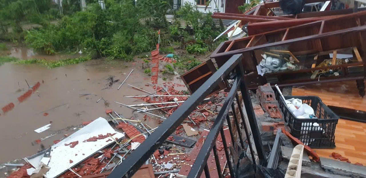 Nhiều ngôi nhà bị sập mái. 