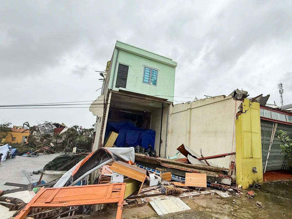 Sáng 29/9, tại khu vực xã Hoằng Phú và Hoằng Giang (tỉnh Thanh Hóa) đã xuất hiện một trận lốc xoáy, khiến hàng chục ngôi nhà bị thiệt hại nặng. Ảnh: Đình Minh.