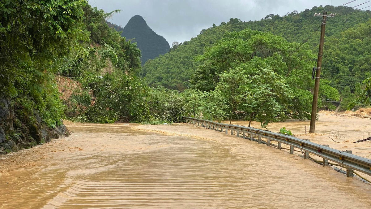 QL217, đoạn đầu cầu Phả Lò, khu phố 5, xã Quan Sơn đang bị sạt lở, nước sông Lò tràn qua mặt đường. Ảnh: Công an Quan Sơn.