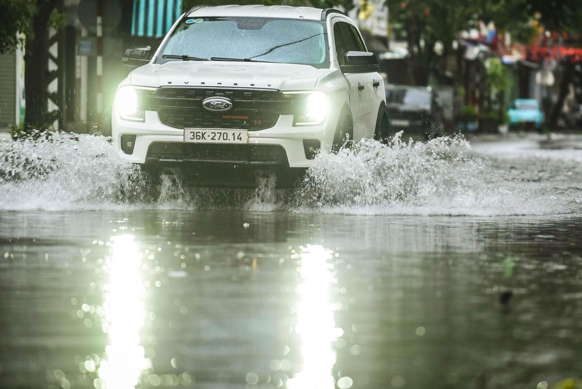 Tại một số tuyến đường như Hàn Thuyên, Lê Quý Đôn..., nước ngập từ 10 - 30cm. Ảnh: Đình Minh.