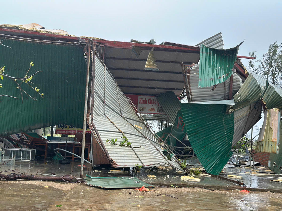 Các nhà hàng kinh doanh hải sản ở khu du lịch biển Xuân Hải, xã Lộc Hà, tỉnh Hà Tĩnh bị gió bão đánh phá tan tành.