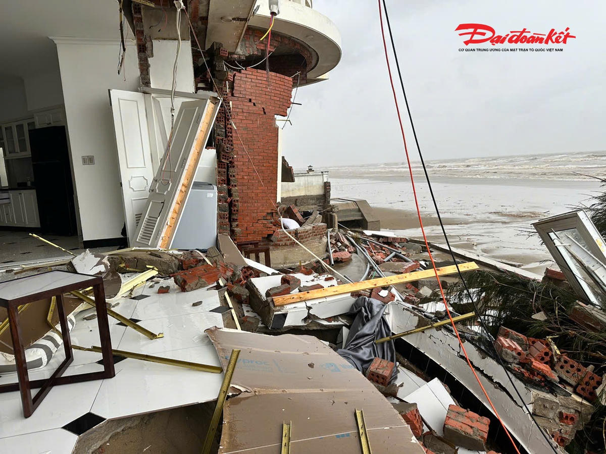 Hệ thống tường rào, nền nhà, móng nhà của các căn biệt thự đổ nát hoàn toàn trước sự quật phá của sóng biển, gió bão.