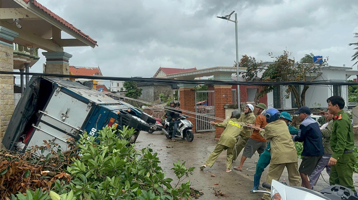 Lực lượng chức năng xã Tân Minh (TP Hải Phòng) kéo một xe ô tô bị đổ do lốc xoáy. Ảnh: CTV. 