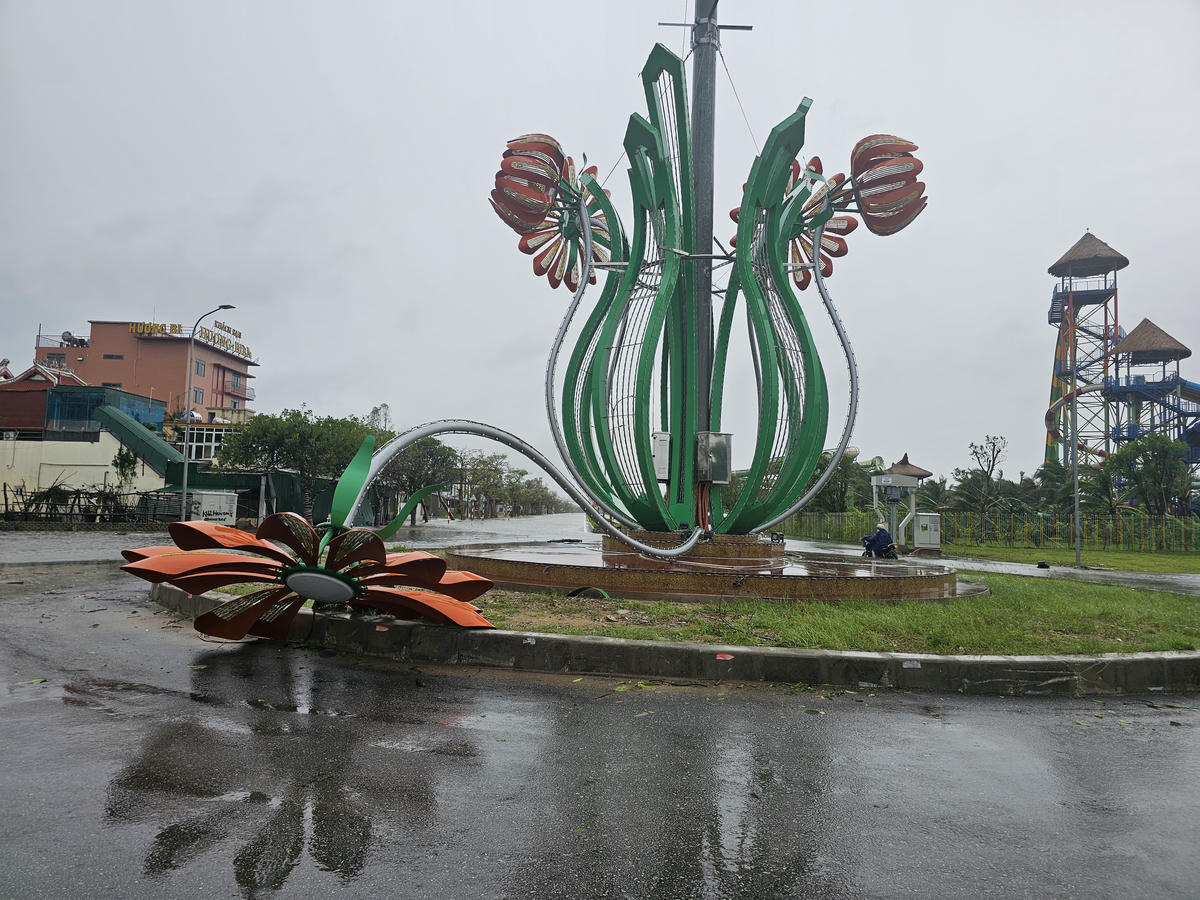 Gió bão khiến họa tiết trang trí tại vòng xuyến đường Phạm Nguyễn Du giao Bình Minh đổ sụp. Ảnh: Quốc Thanh.