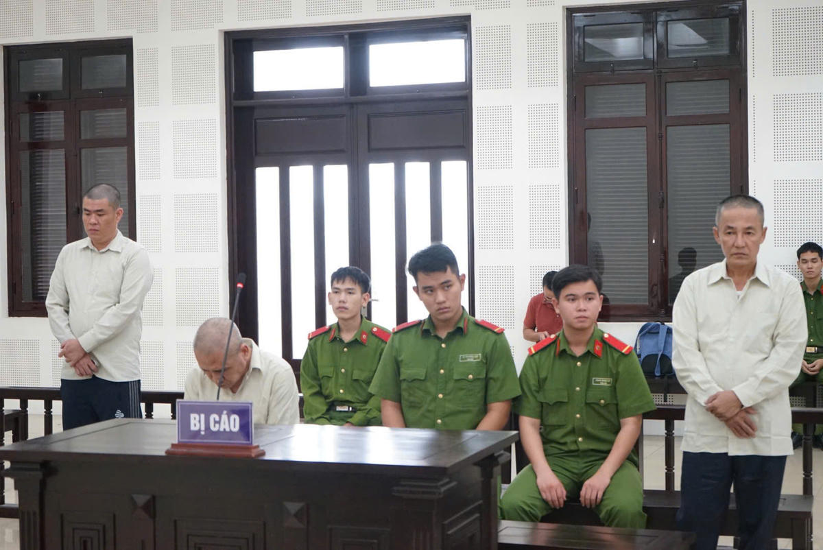 Các bị cáo khai báo tại TAND TP Đà Nẵng. Ảnh:
CV.