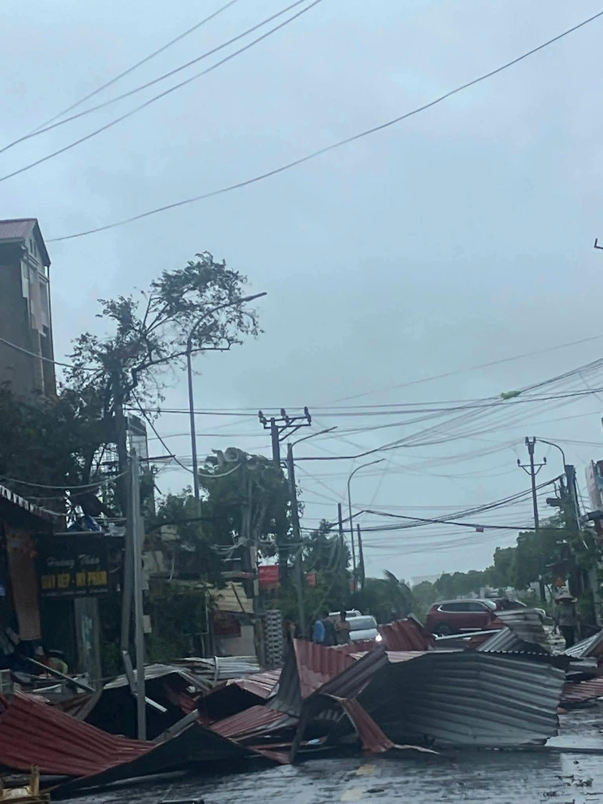 Nhiều nhà dân tại xã Vĩnh Hải, TP Hải Phòng bị tốc mái do dông lốc ngày 29/9. Ảnh: CTV.