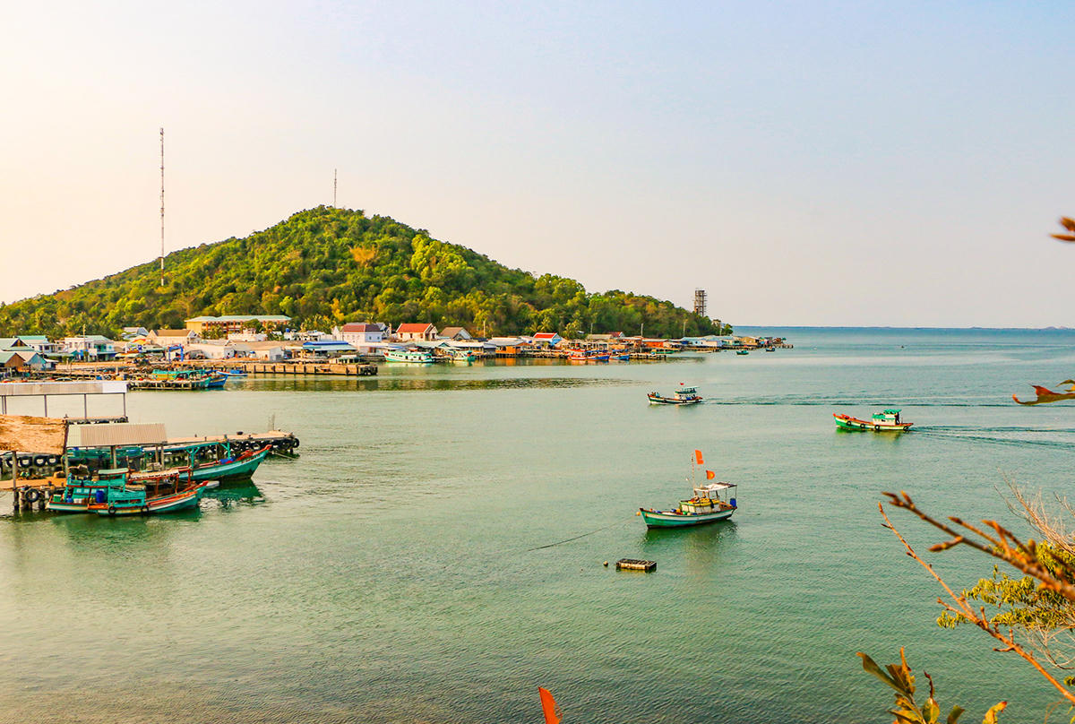 Hòn Heo - một tên gọi khác của xã đảo Sơn Hải. Xã đảo này gồm toàn bộ quần đảo Bà Lụa, cách mũi Hòn Chông khoảng 6km về phía Tây và sở hữu cho mình tận 42 đảo lớn, nhỏ. Ảnh Nguyễn Minh.