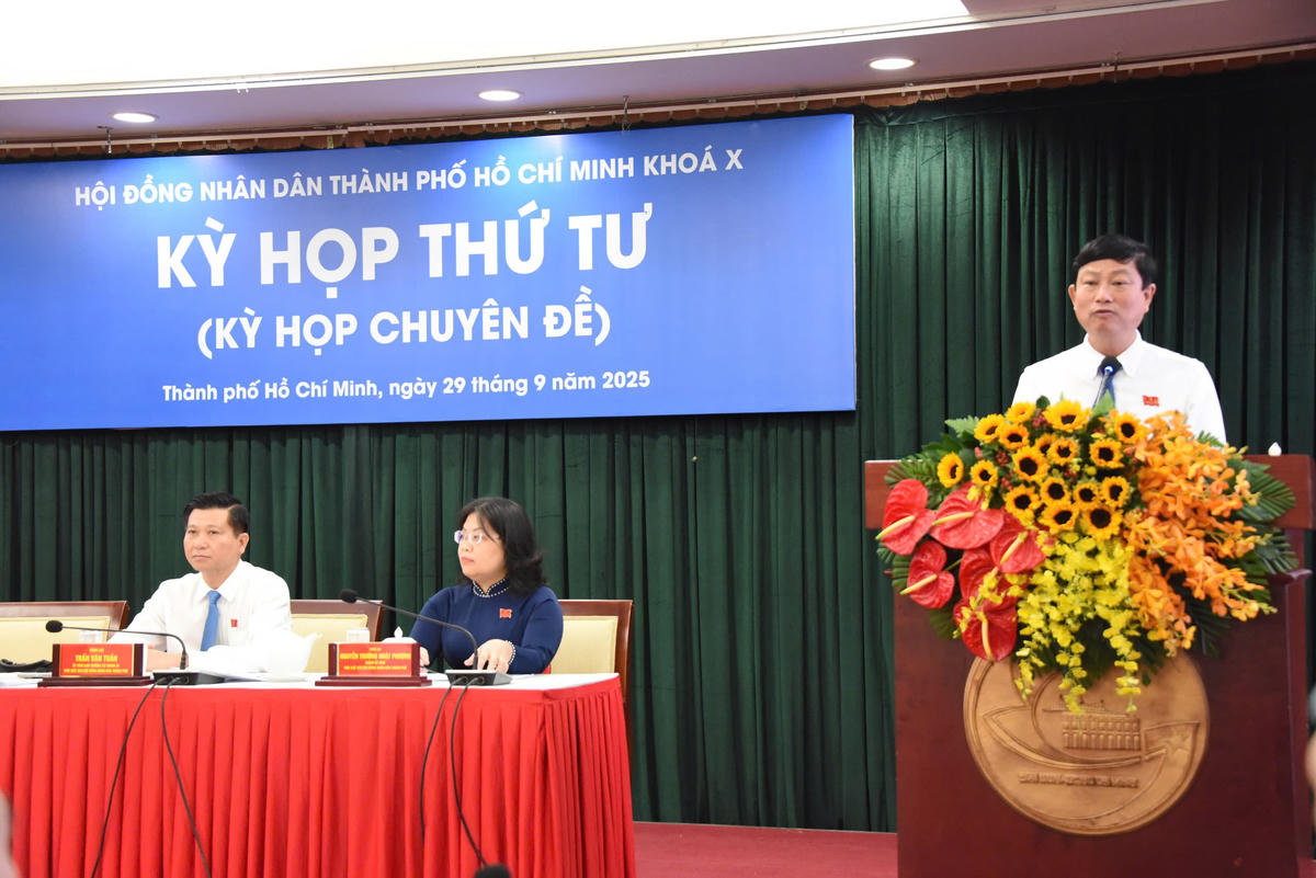 Ông Võ Văn Minh - Chủ tịch HĐND TP Hồ Chí Minh phát biểu tại kỳ họp. Ảnh: M.H.