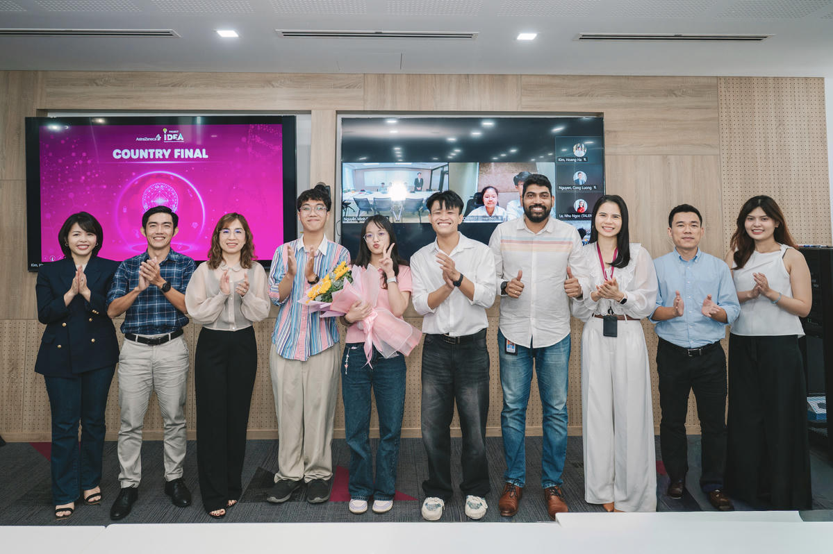 Thành viên BTC cuộc thi Project iDEA Việt Nam chúc mừng đội Quán quân HPLC.