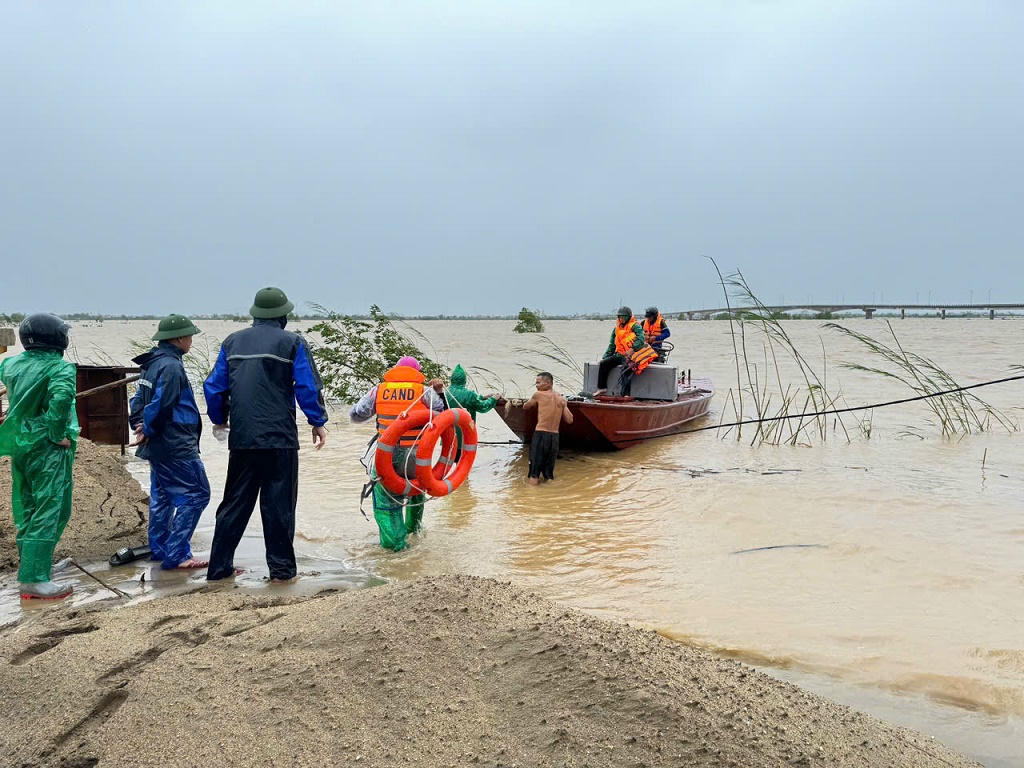 Công an triển khai lực lượng, tiếp cận người dân bị lật thuyền, mắc kẹt tại bãi bồi Sông Lam. Ảnh: Công an tỉnh Nghệ An.