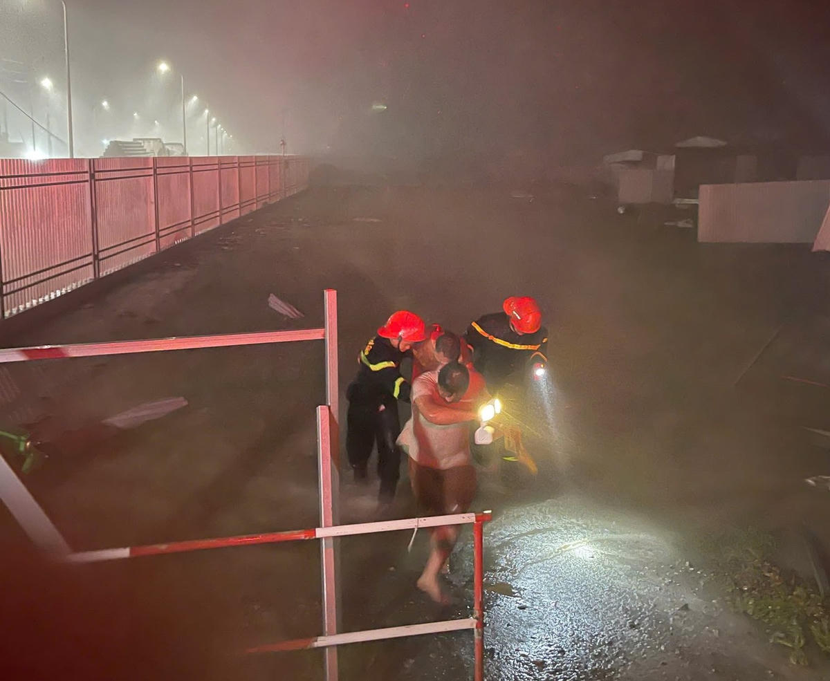 Đội CC&CNCH số 8 đã điều động 2 xe cùng 12 cán bộ, chiến sĩ đến hiện trường, triển khai biện pháp cứu hộ 4 người bị mắc kẹt do sập mái tôn và cấu kiện công trình tại xã Trung Lộc. Ảnh: CACC.