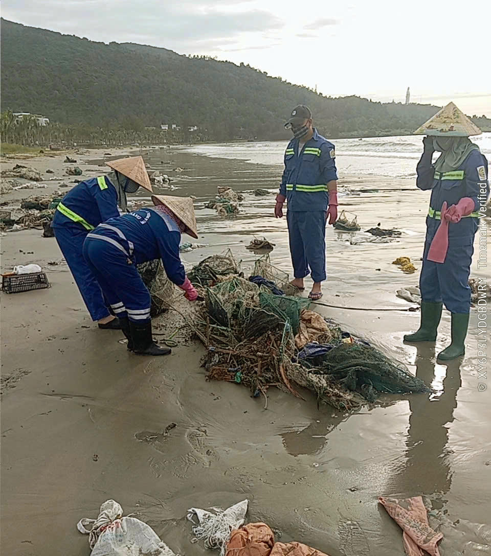 Rác tấp vào bãi biển khu vực Mân Thái. Ảnh: Nguyễn Tú.
