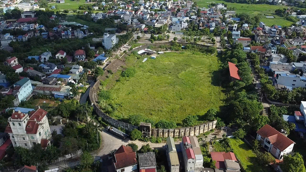 Theo người dân địa phương, để tránh mất mỹ quan đô thị, những năm vừa qua Công ty CP Gang thép Thái Nguyên bố trí người chăm sóc khuôn viên cảnh quan phía ngoài sân vân động và quét sơn. Ảnh: Hương Trà.