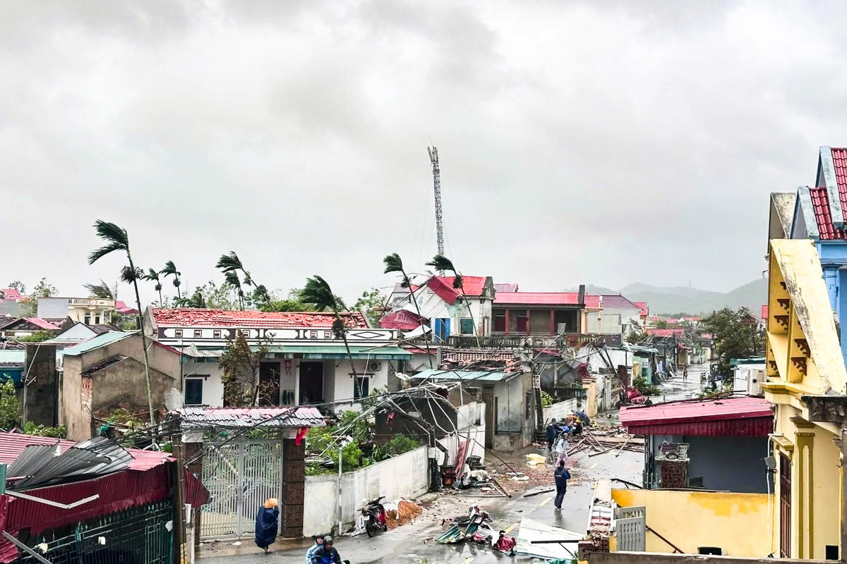 Tại xã Hoằng Giang, thiệt hại do trận giông lốc sáng 29/9 quét qua là rất nặng nề khi có tới hàng chục hộ dân bị tốc mái, nhiều công trình đổ sập. Ảnh: Việt Hoàng.