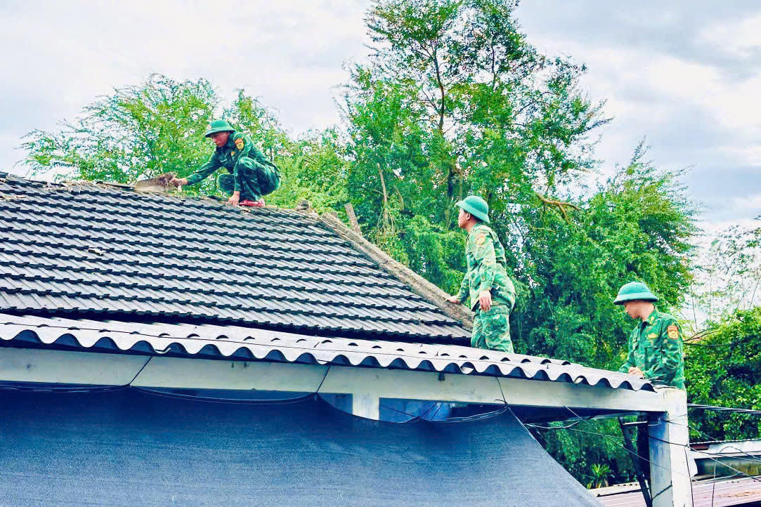 Bộ đội Biên phòng thành phố Huế hỗ trợ người dân khắc phục hậu quả do bão số 10 gây ra. Ảnh: N.Q.