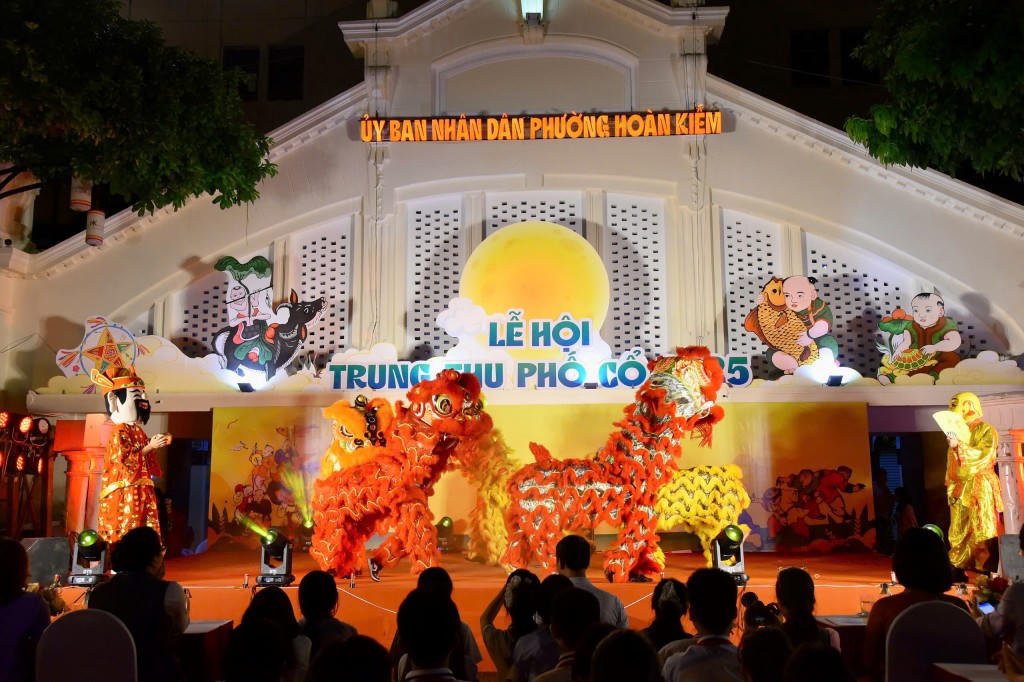 Tết Trung thu truyền thống năm 2025 tại phố cổ Hà Nội diễn ra tới ngày 12/10. Ảnh: Thành Lộc.