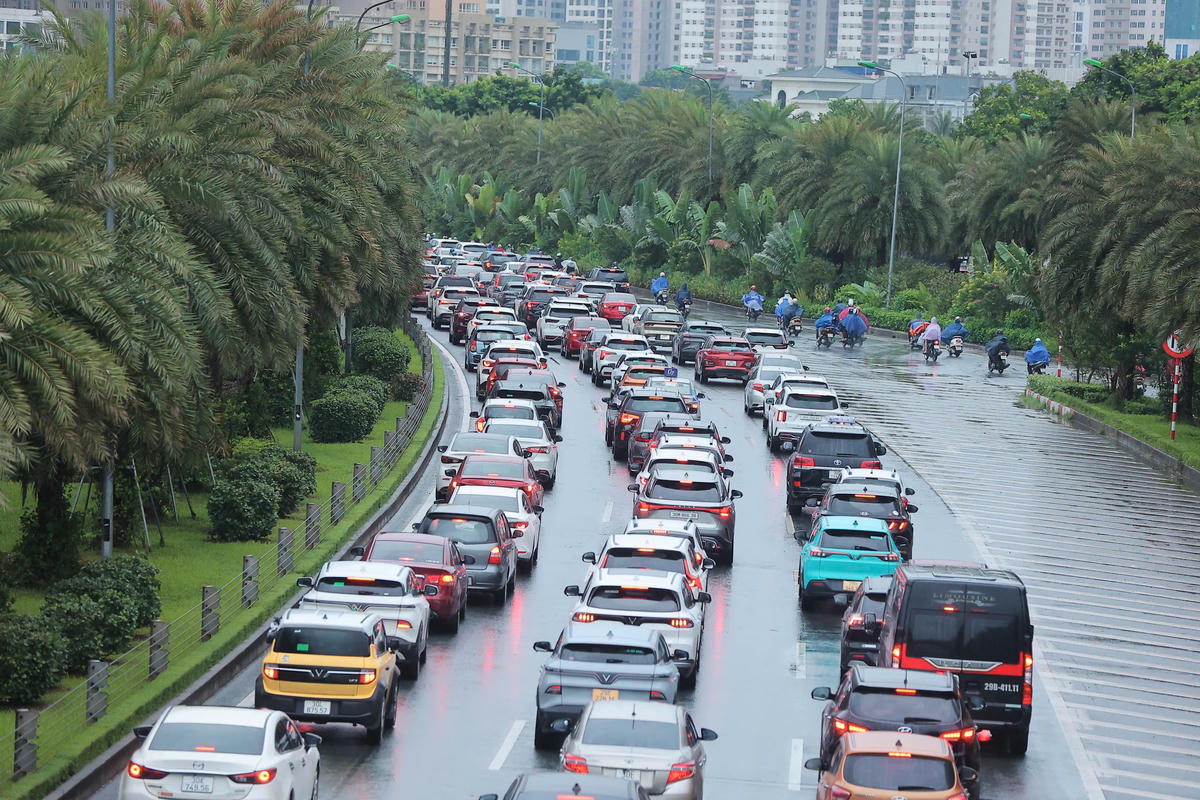 Tương tự, tại tuyến đường Đại lộ Thăng Long dòng phương tiện cũng xếp hàng dài, di chuyển khó khăn.