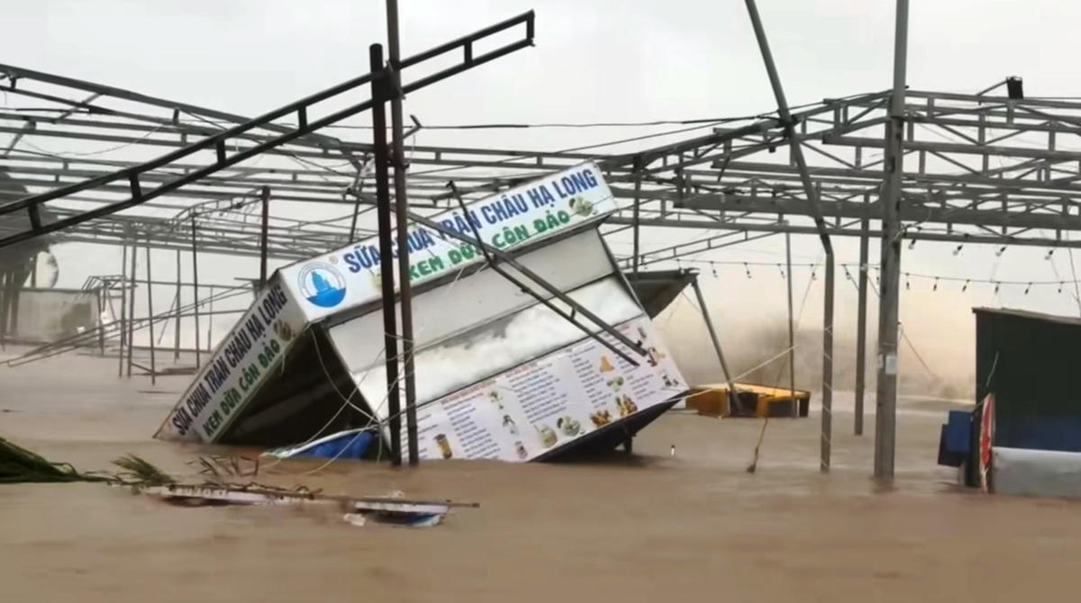 Nhiều nhà tạm, công trình phụ trợ của người dân bị thiệt hại nặng nề. Ảnh: Nguyễn Chung.