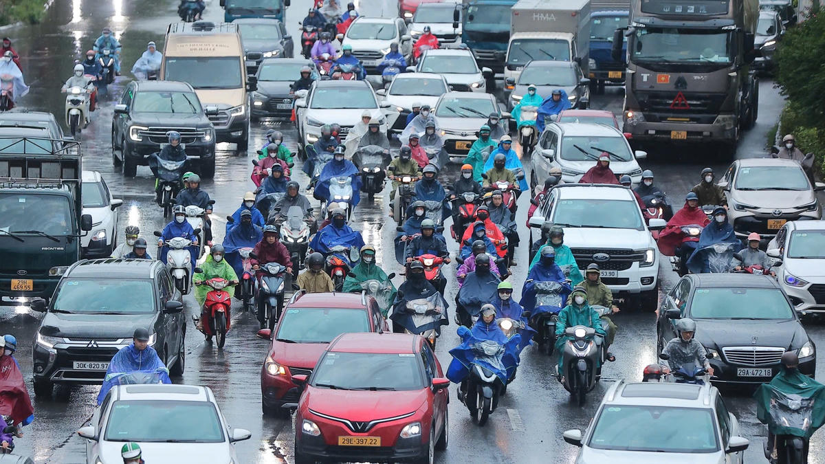 Do mưa lớn, các phương tiện di chuyển theo kiểu hỗn loạn.