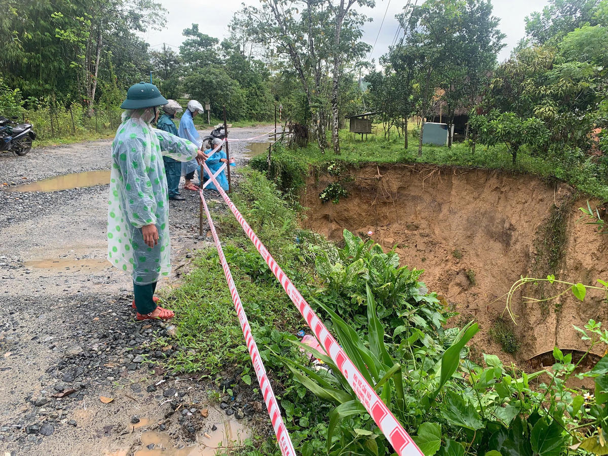 Đường dẫn vào thôn Z’Lao (xã Tây Giang, TP Đà Nẵng) bị sạt lở nặng. Ảnh: Nguyễn Tín.