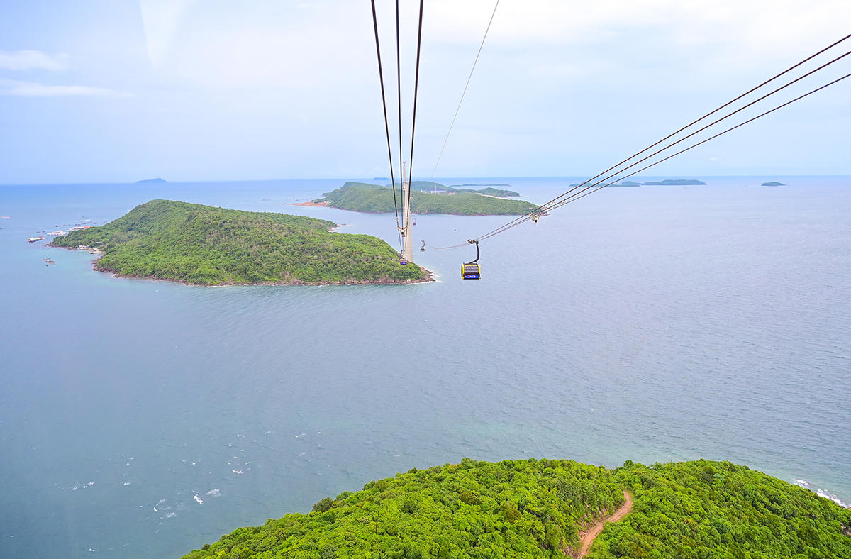 Phú Quốc có hàng loạt dự án du lịch đẳng cấp đầu tư tạo nên diện mạo hoàn toàn mới, trong đó nổi bật như cáp treo 3 dây vượt biển dài nhất thế giới. Ảnh Nguyễn Minh.
