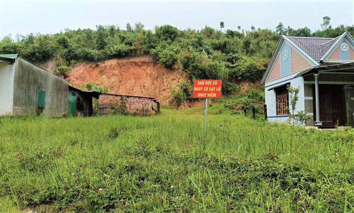 Khu vực thôn Rooc Mẹt
xuất hiện vết nứt cắm biển cảnh báo sạt lở. Ảnh: CV.