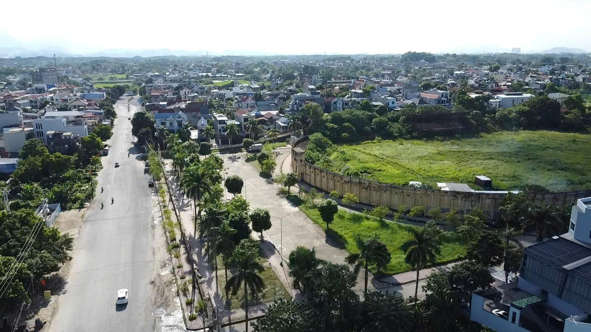 Bà Vũ Thị Thu Huyền - Chánh Văn phòng UBND phường Tích Lương thông tin: Sân vận động Gang Thép bị bỏ hoang thuộc quyền quản lý, khai thác của Công ty CP Gang thép Thái Nguyên. Công trình này không phục vục các hoạt động văn hóa, thể thao của địa phương.                 Ảnh: Toán Nguyễn.