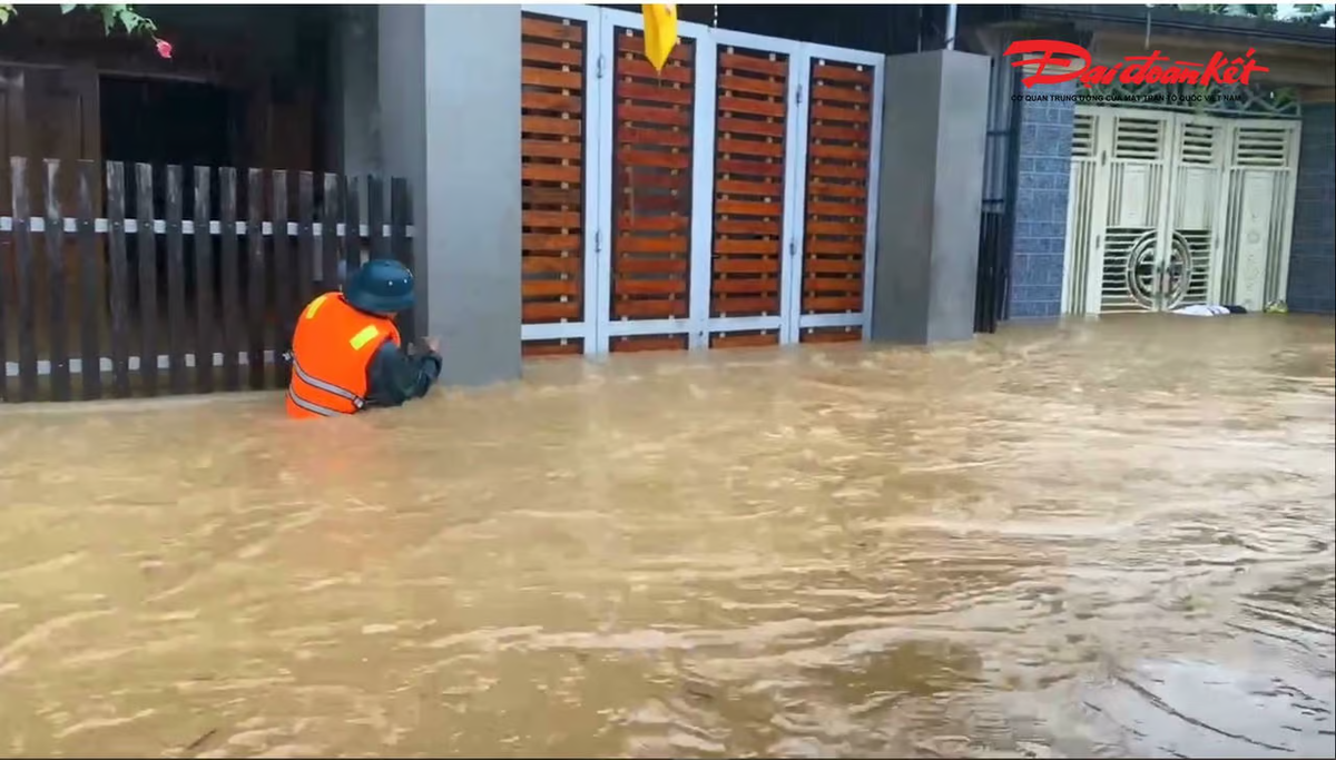 Bão số 10 giảm cấp, di chuyển lên khu vực biên giới Nghệ An - Trung Lào