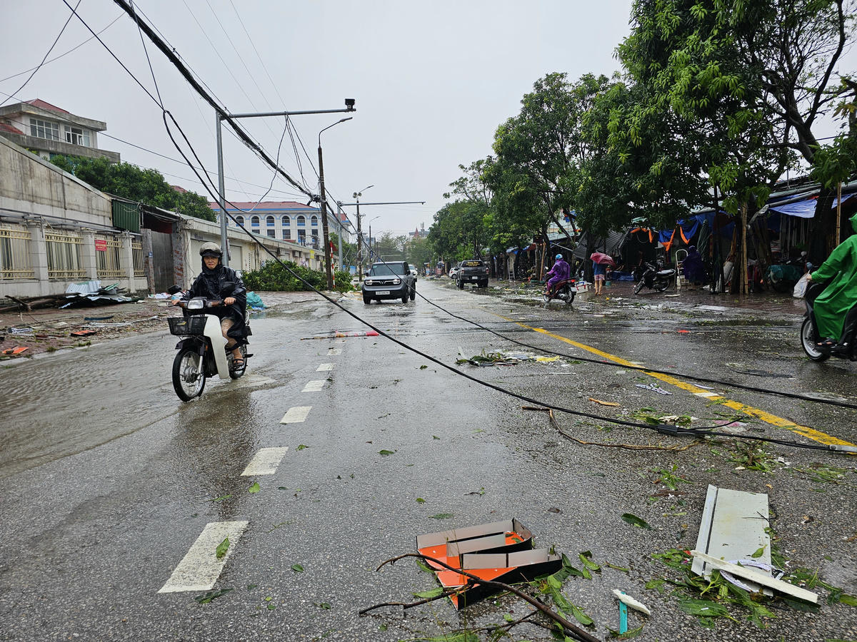Tại một số tuyến phố, cáp điện rơi, sà xuống lòng đường, tiềm ẩn nguy hiểm cho người tham gia giao thông. Ảnh: Quốc Thanh.