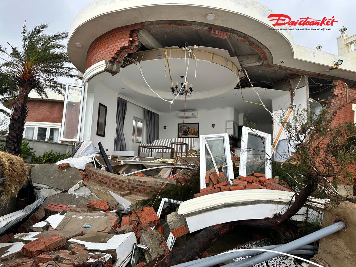 Mọi thứ bên trong căn biệt thự dường như hư hỏng, lệch khỏi vị trí ban đầu.