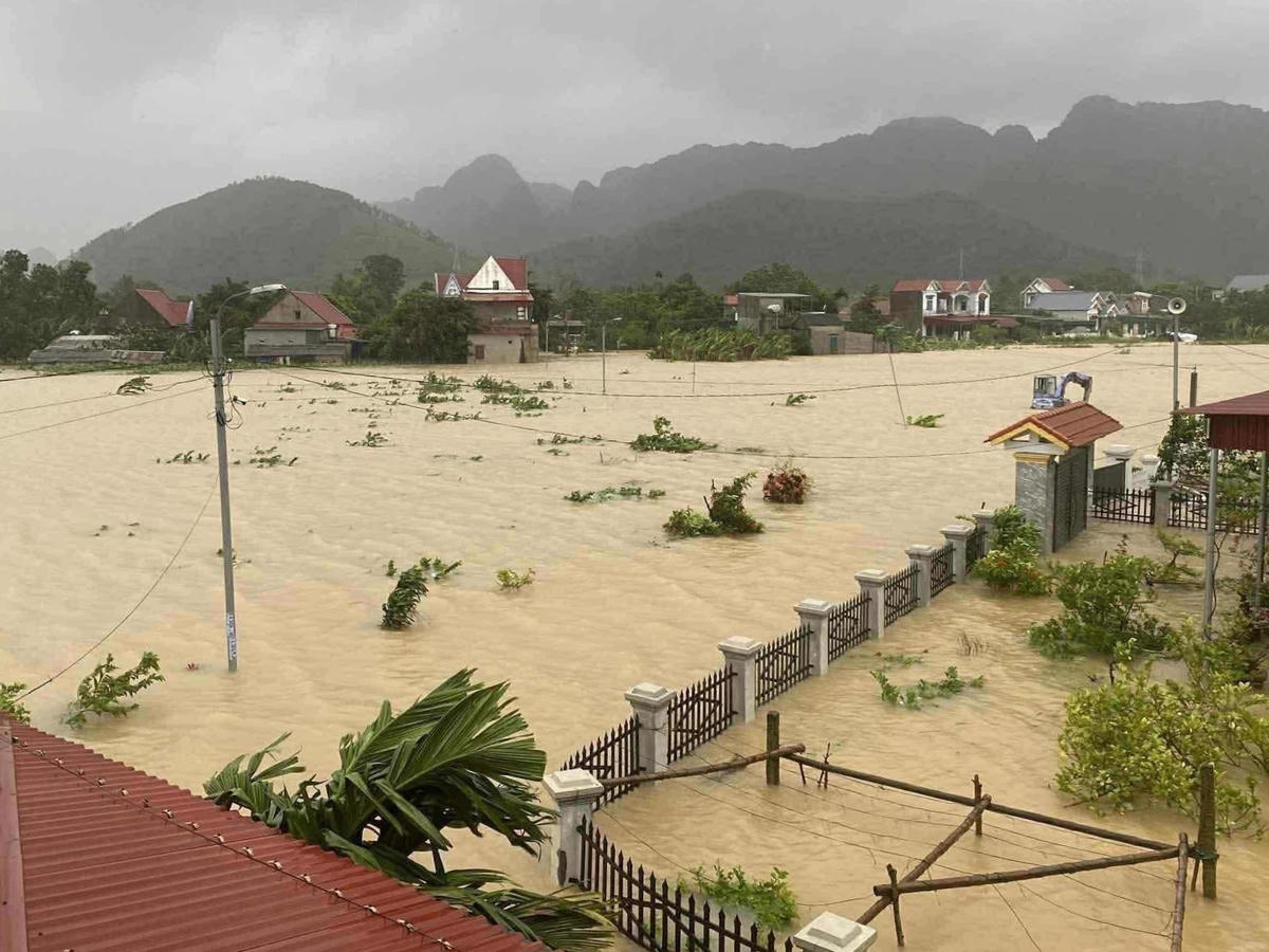 Tại một số địa phương khác trong tỉnh Thanh Hóa, do nước sông dâng cao, đã gây ngập một số khu dân cư. Trong ảnh là thôn Đồng Hải, xã Như Thanh.